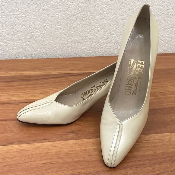 Vintage SALVATORE FERRAGAMO 30435 Ivory Pearl Leather Pumps Size 6.5 4A AAAA - Picture 3 of 16
